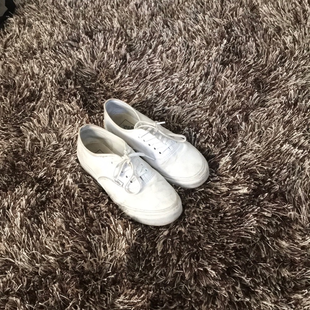 🌟 White Vans (either gender) 🌟